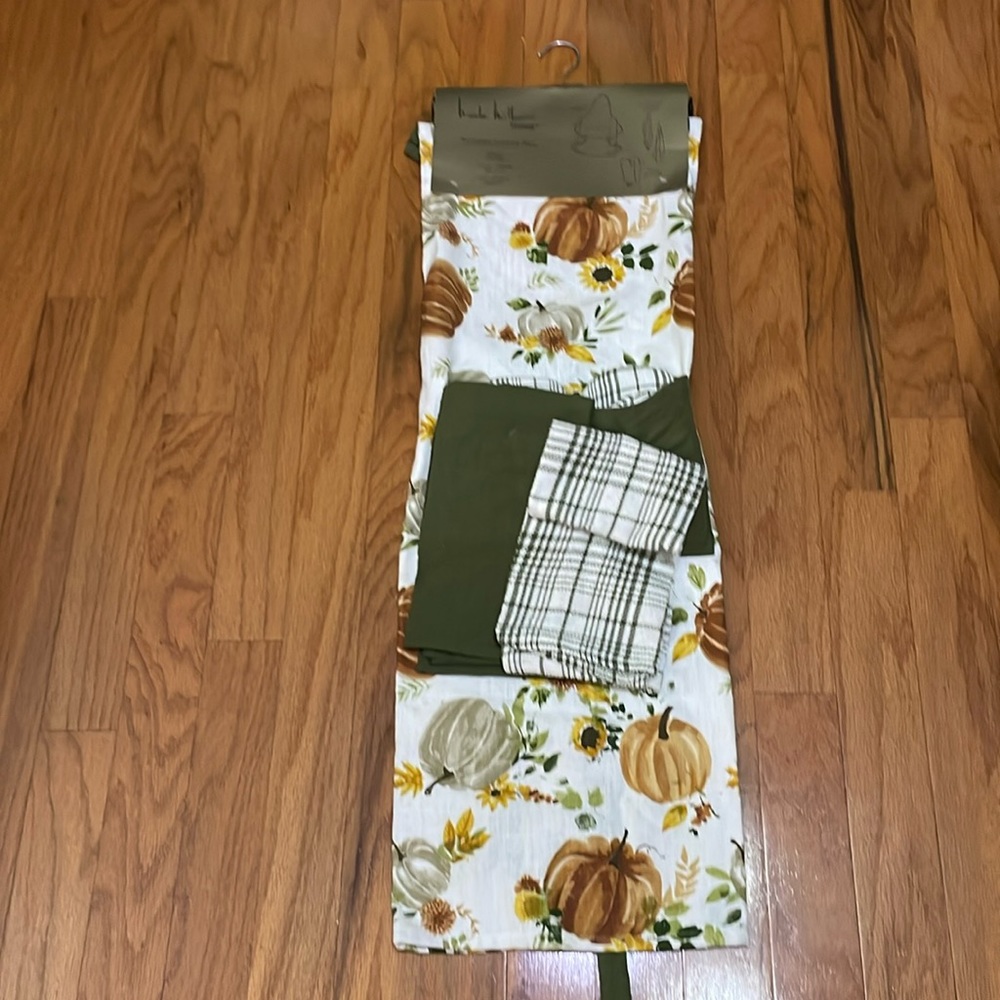 Nicole Miller Home NWT Kitchens Linens Set Fall Pumpkins Apron Towels Oven Mitts